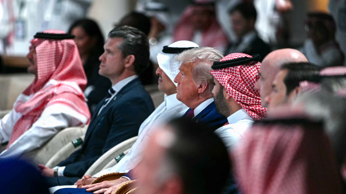 Trump bejelentése szerint Szaúd-Arábia ezermilliárd dolláros befektetéssel szállna be az amerikai gazdaságba, miközben az MI és a fegyvereladások kiemelt szerepet kapnak