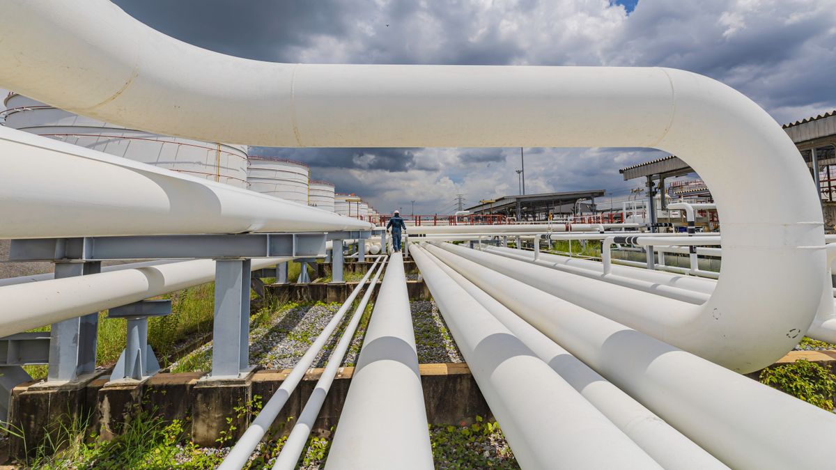 Male,Worker,Inspection,And,Measurement,Thickness,Pipeline,Oil,And,Gas, gázvezeték, gáz,energia