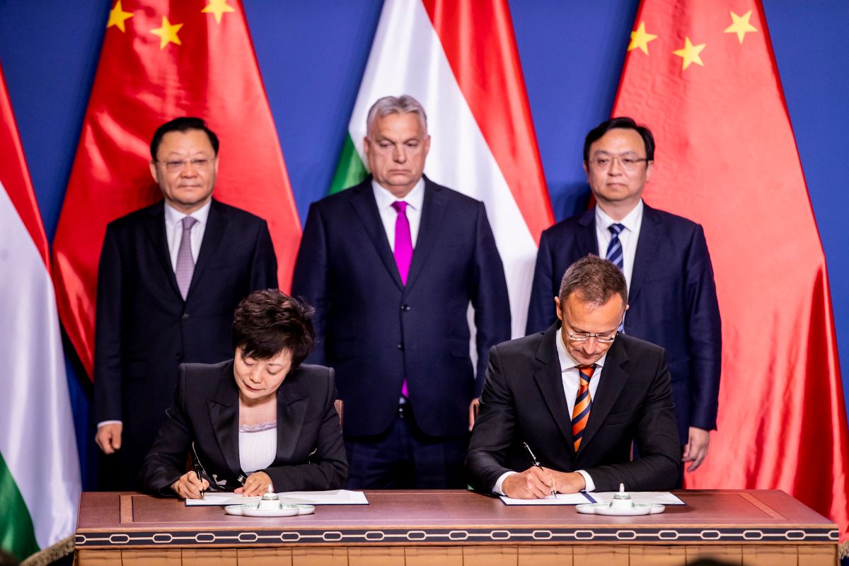 Orbán Viktor szijjártó péter a BYD képviselőivel