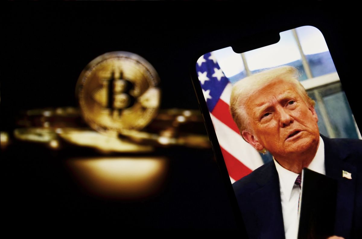 Image,Of,Usa,President,Donald,Trump,On,The,Smartphone,And