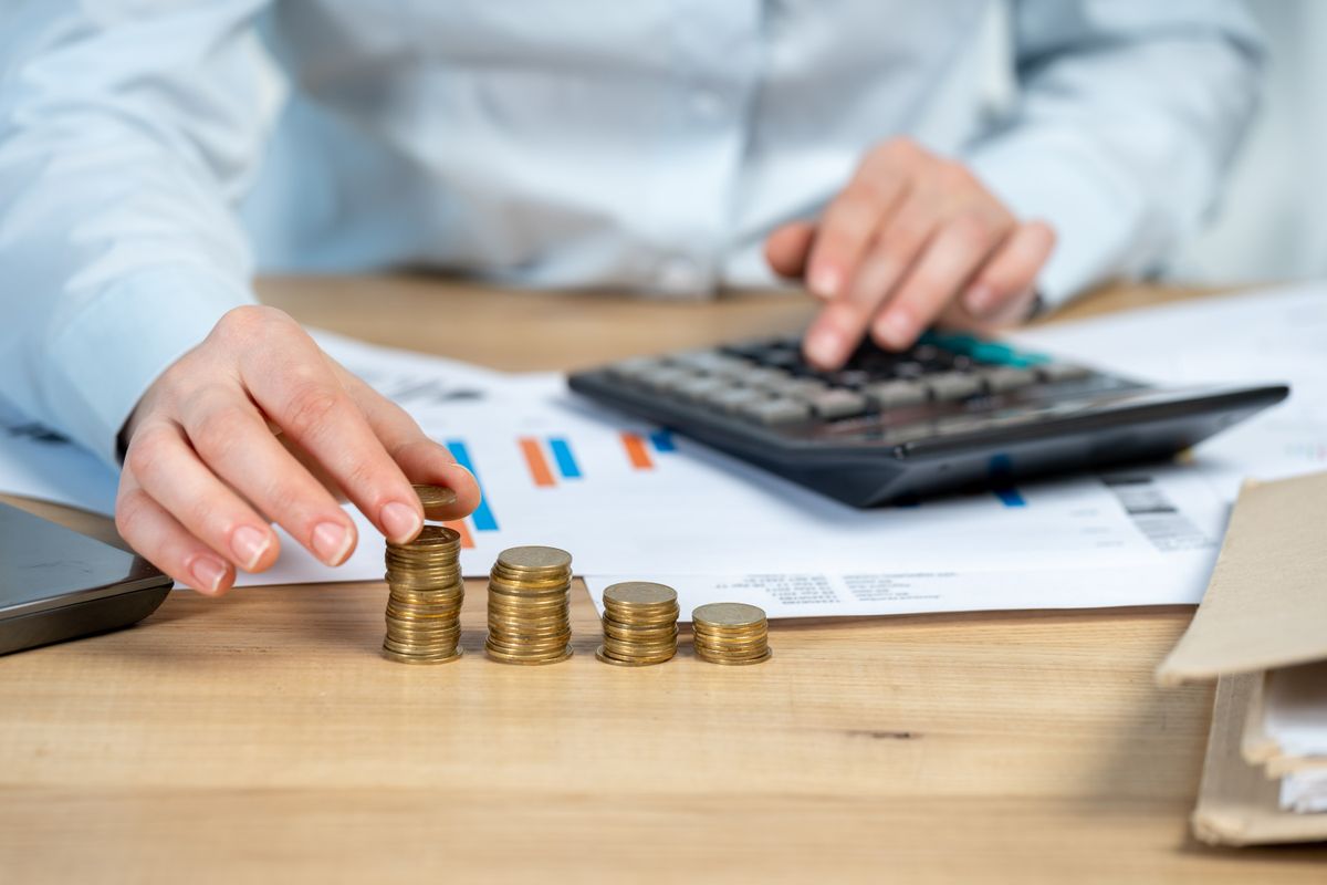 Close,Up,Cropped,Investor,Or,Sale,Manager,Lady,In,Her