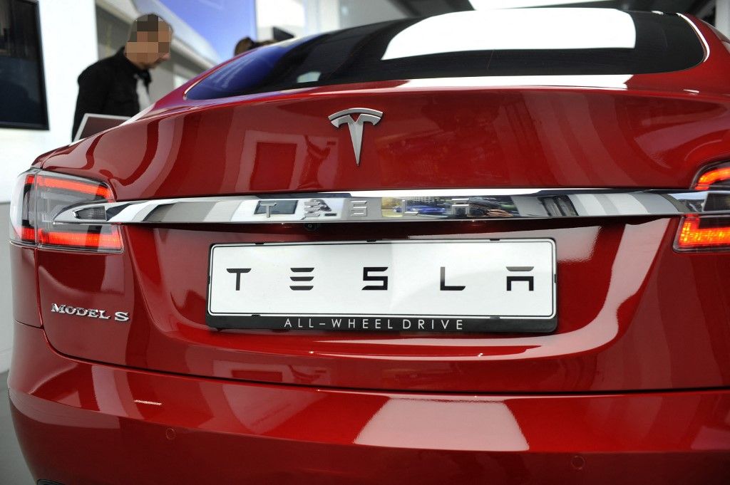 FRANCE. PARIS (75) 8TH DISTRICT. TESLA CAR DEALER (MODEL S) Tesla