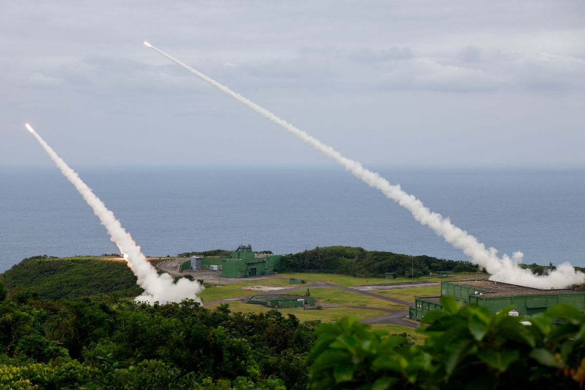 Donald Trump jelentősen növelné a fegyvereladásait Tajvannak FILE PHOTO: The Taiwanese military conducts its first High Mobility Artillery Rocket System (HIMARS) live-fire test launch at the Jiupeng base in Pingtung