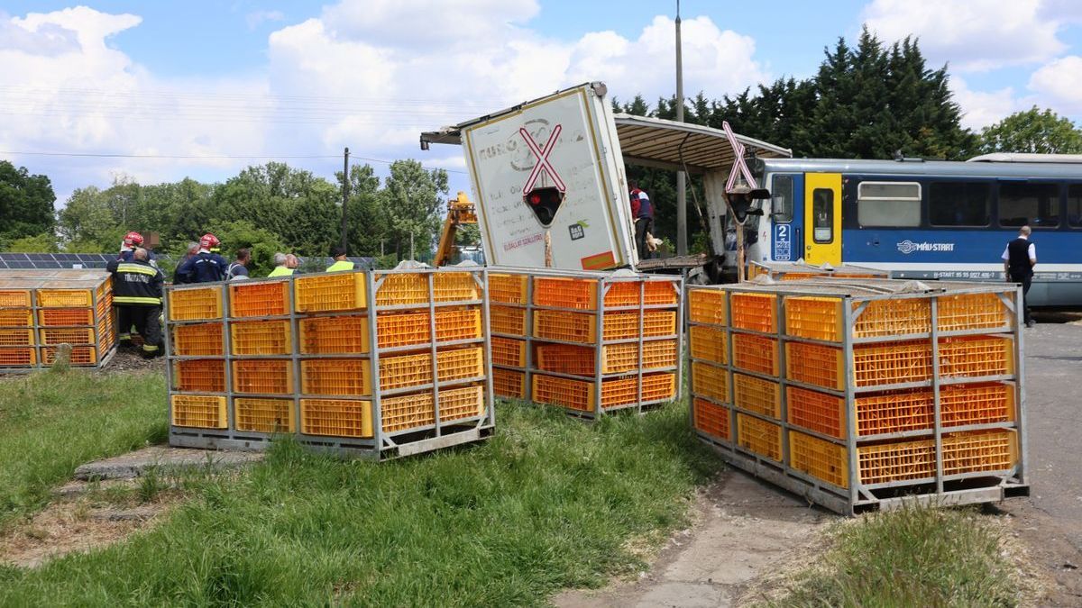 Vonatbaleset: kamion és vonat ütközött a vasúti átjáróban, helikopterek érkeztek a helyszínre – videó 