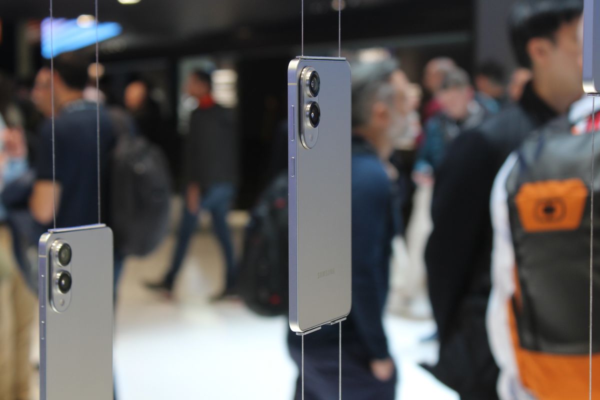 A Samsung új telefonja alulról verdesi a csúcskategóriát – ez az árában is meglátszik
