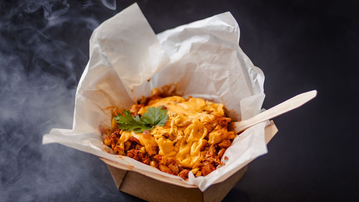 Ezt jól kisütötték: a street food sztárja a krumpli, amibe minden belefér