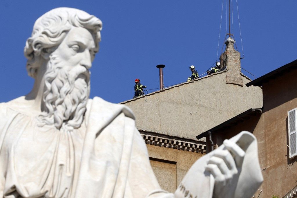 Vatican firefighters set up the chimney atop the Sistine Chapel for the upcoming Conclave  Pápaválasztás: felszerelték a Sixtus-kápolnából kivezető kéményt