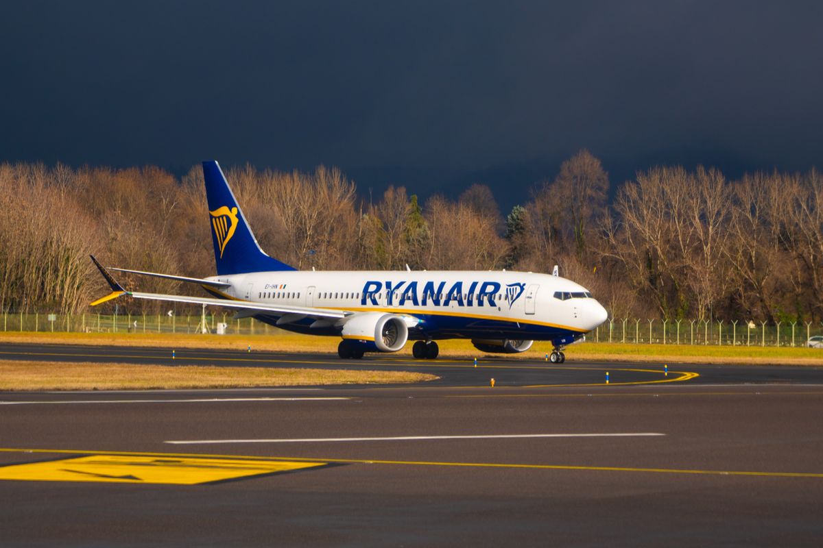 Bergamo,,Italy,-,Feb,,20,,2025:,Commercial,Ryanair,Airplane,Taxiing Sokan utaztak, de csökkent a Ryanair profitja