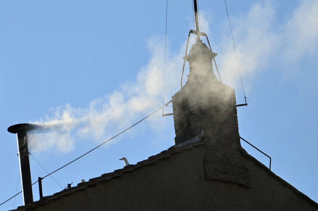Fehér füst szállt fel a Sixtus-kápolnából – megvan az új pápa