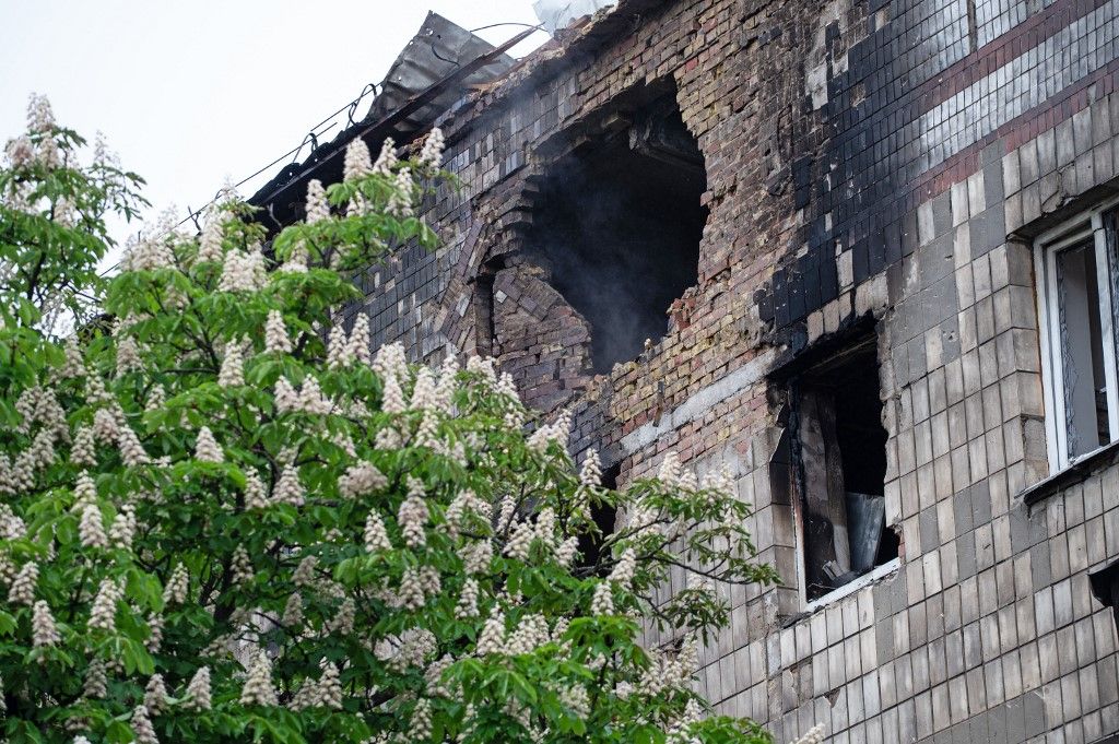 Aftermath of Russian drone wreckage falling in Shevchenkivskyi district of Kyiv Tömeges dróntámadás érte Ukrajnát