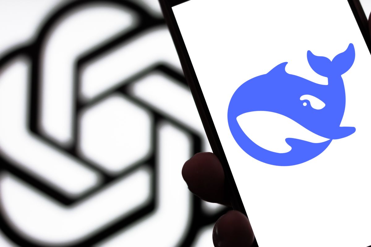 ChatGPT vs. DeepSeek: így vélekednek magukról és a riválisokról a vezető MI-csetbotok