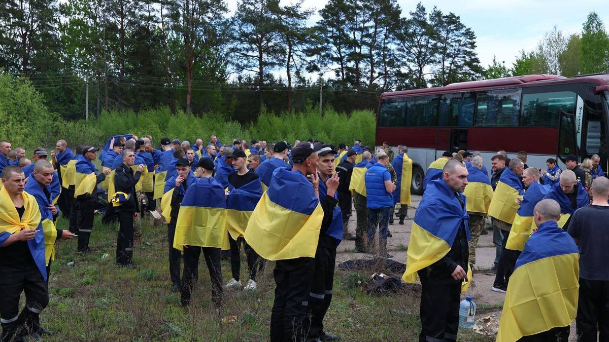 Elindult a történelmi fogolycsere: Zelenszkij több száz katona kiszabadítását jelentette be 