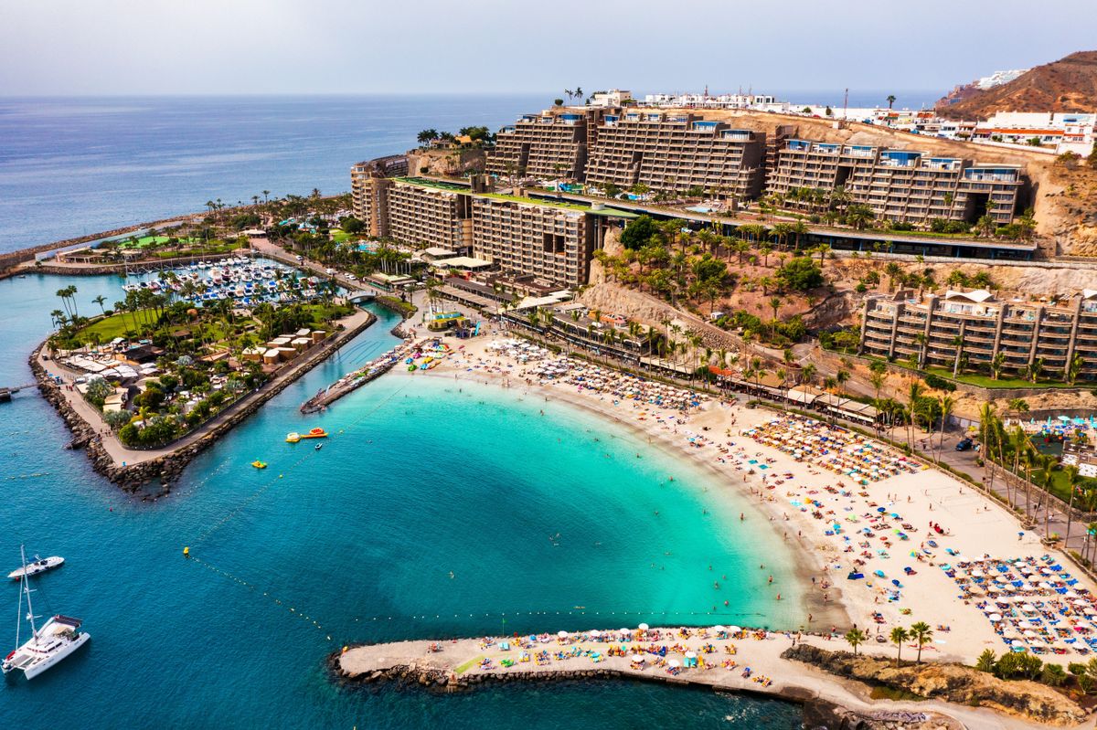  A Kanári-szigeteken lakhatási válság alakult ki Aerial,View,With,Anfi,Beach,And,Resort,,Gran,Canaria,,Spain.