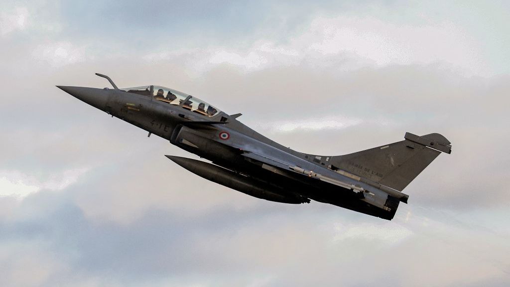 A Rafale B standard F4 fighter jet of France's air force flies as part of NATO's Enhanced Air Policing (eAP) mission in the Baltic States, on Dezember 17, 2024 at Siauliai airbase in Lithuania. (Photo by Petras Malukas / AFP) rafale