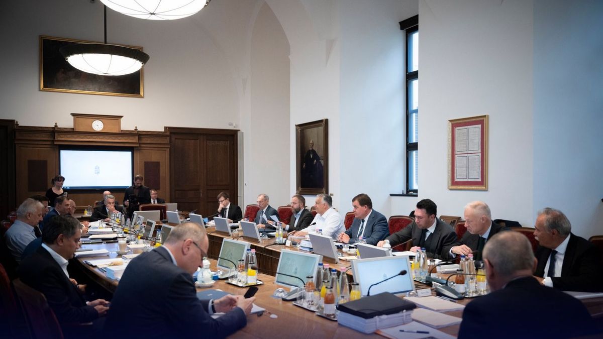 Orbán Viktor kormányülést tart, akár már délután közölhetik a döntéseket 