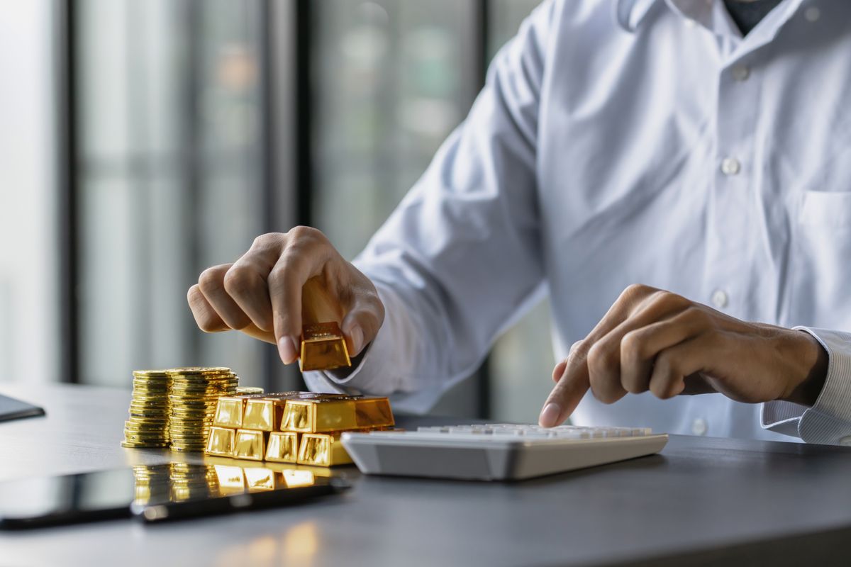 szupergazdagok, 100 leggazdagabb magyar, vagyon, Gold,Investing,,Hand,Holding,Gold,For,Financial,Investment