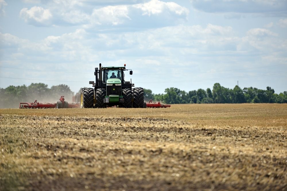 Kyiv,,Ukraine,,19.07.2023.,Tractor,In,A,Field,,Tractor,With,A
orosz-ukrán háború
Ukrajna, mezőgazdasági termékek, vámok
Európai Unió, EU, Lengyelország