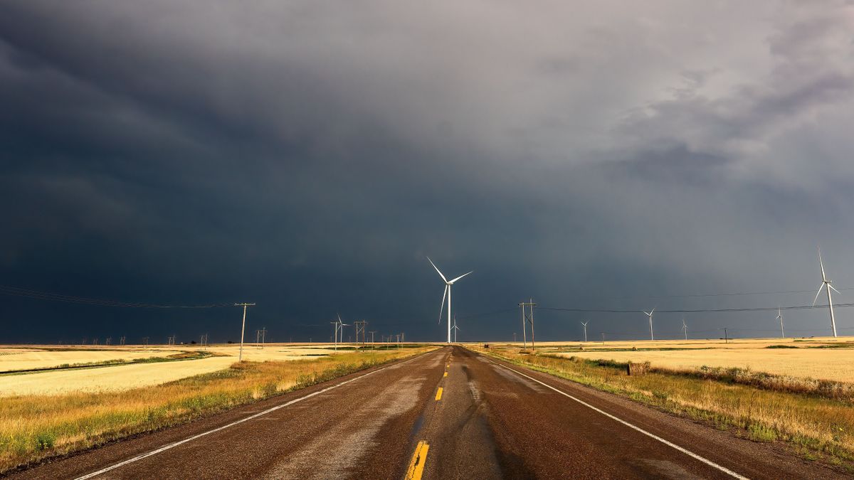 szél,Ominous,Dark,Clouds,Gather,Over,A,Wind,Turbine,Farm,And