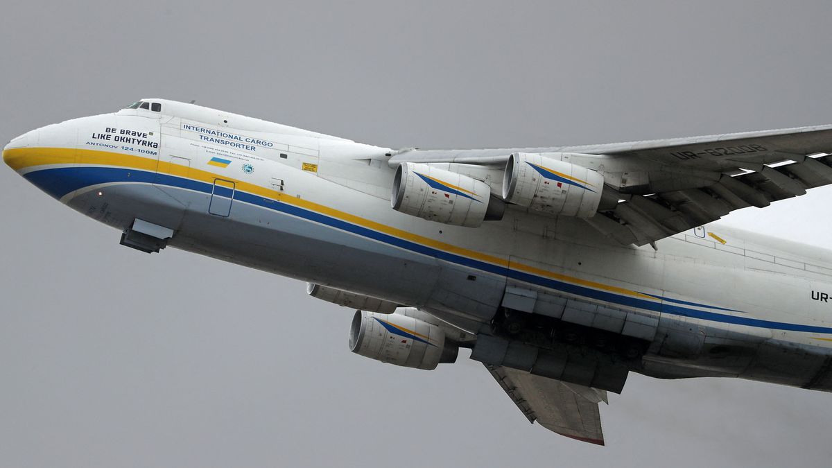 An Antonov brings to Barcelona one of the sailboats that will participate in the Americas Cup 2024