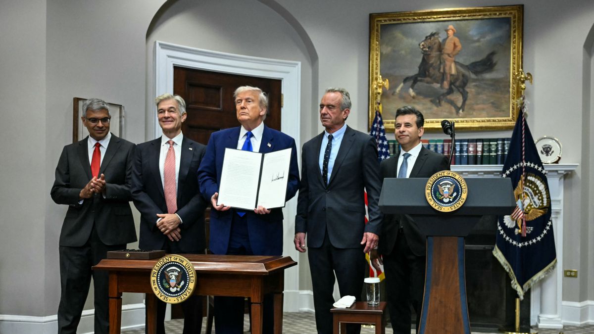 President Donald Trump signs order aimed at cutting US drug prices amerikai gyógyszerárak
