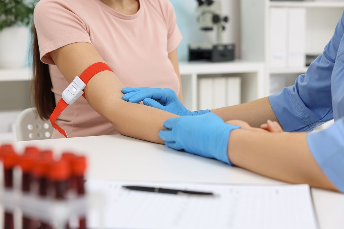 Laboratory,Testing.,Doctor,Taking,Blood,Sample,From,Patient,At,White Kiderült, hogy melyik a leggyakrabban igénybe vett magánegészségügyi szolgáltatás vérvétel