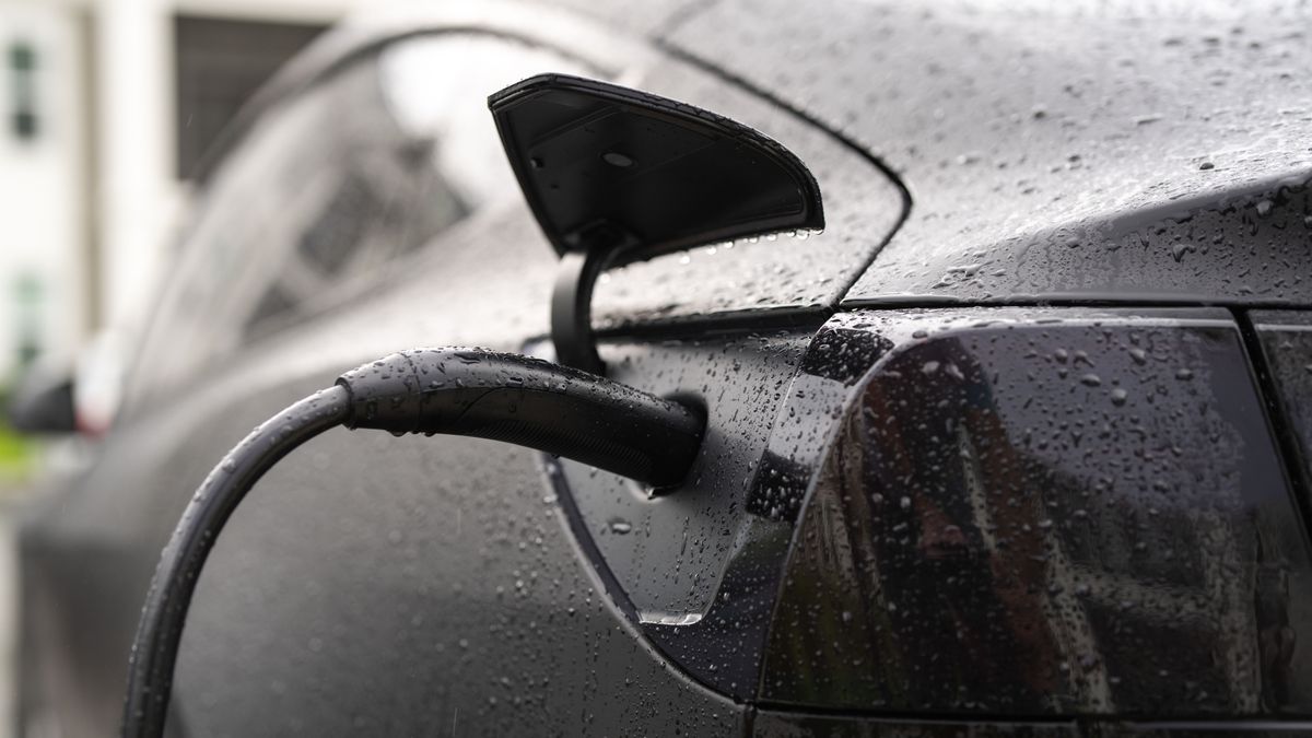 A hibrid autókra szavaznak az európaiak, az elektromos részesedése alig nőtt, a hagyományosé csökken