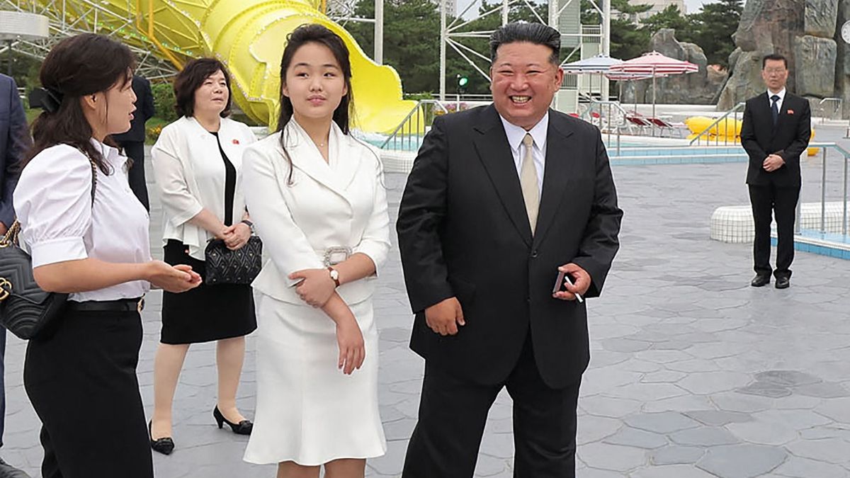 Tiltott luxuscikket villantott Kim Dzsongun felesége – így üzen Észak-Korea a Nyugatnak 