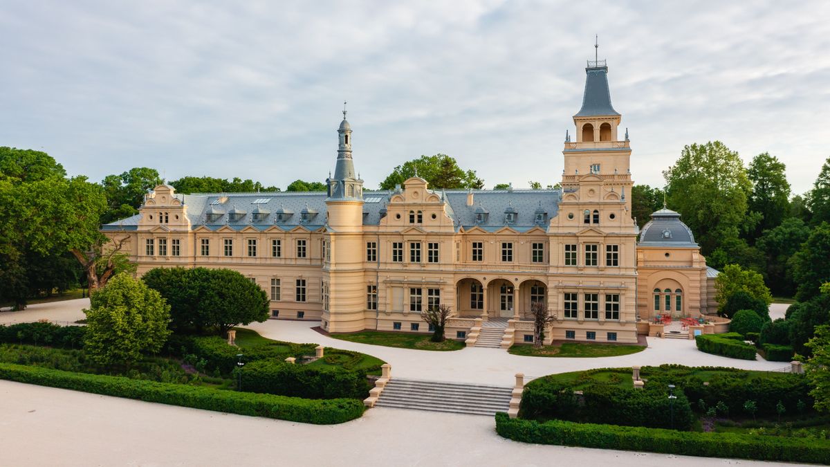 Panoramic,Aerial,View,About,The,Period-correctly,Renovated,Wenckheim,Palace,At, Wenckheim-kastély Szabadkígyós
Lázár János
