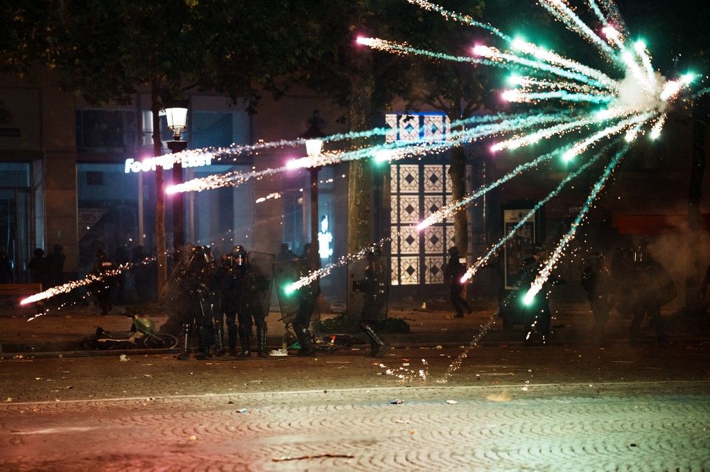 Párizs így ünnepel: összetörték a Champs-Élysées-t 