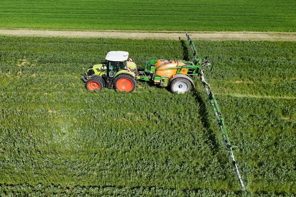 Theme photo agriculture, fertilizing with pesticides. glifozát gyomirtó