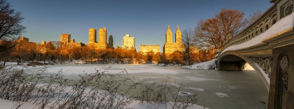 UNITED STATES, NEW YORK CITY, MANHATTAN, UPPER WEST SIDE. PANORAMIC WINTER SUNRISE ON FROZEN CENTRAL PARK LAKE WITH BOW BRIDGE AND VIEW OF UPPER WEST SIDE BUILDINGS (INCLUDING THE SAN REMO AND THE MAJESTIC LUXURY BUILDINGS) Esett az Egyesült Államokban az eladott új lakások száma