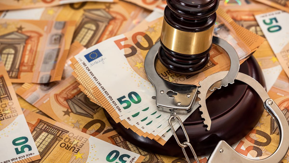 Handcuffs,And,Euro,Banknotes.,Corruption,And,Bribery,Concept román korrupció