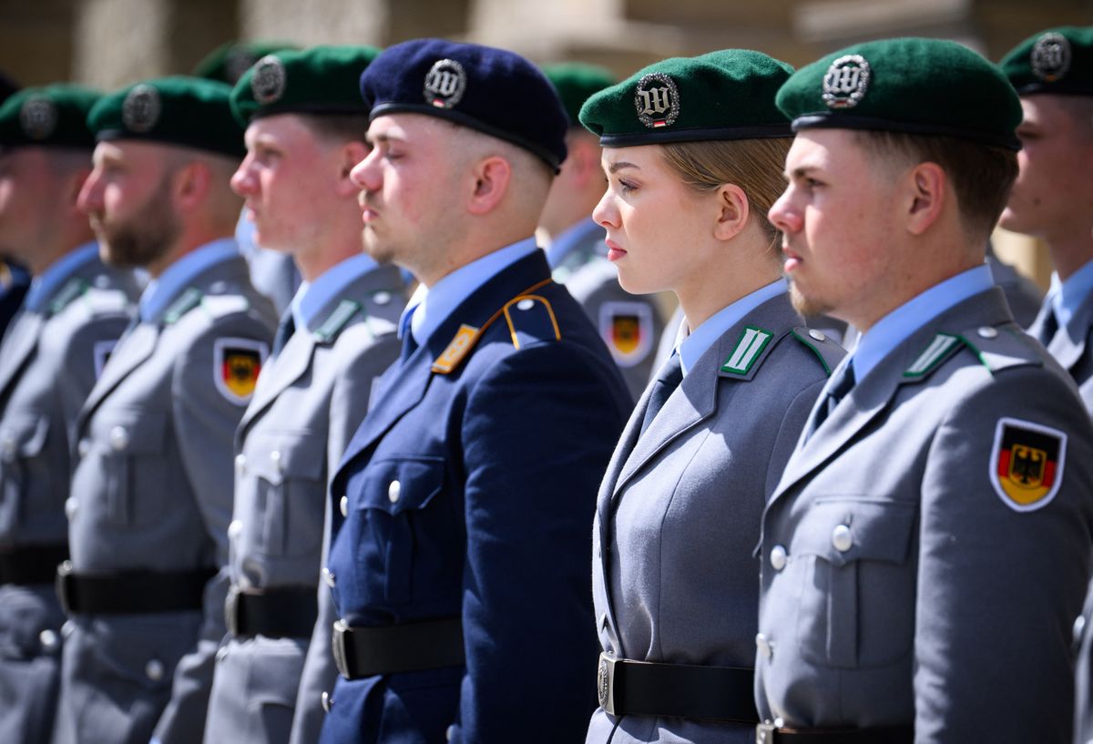 Public pledge in front of the House of Representatives Bundeswehr német