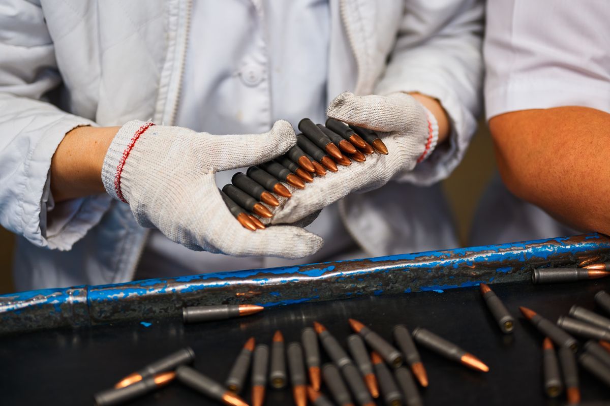 hadiipar Employee,In,Gloves,Holds,Riffle,Cartridges,At,Workplace