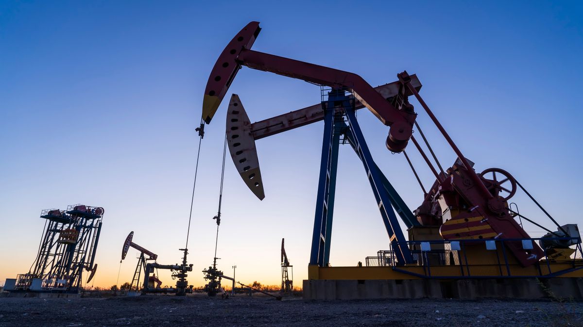 Oil,Field,,Oil,Drilling,Rig,In,The,Evening olajipar
üzemanyag
olajpiac, olajár