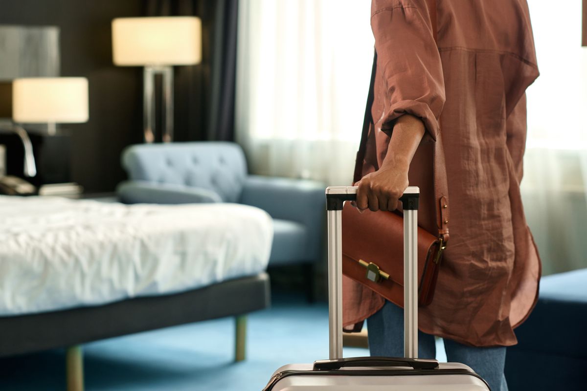 üdülési jog Close,Up,Of,Unrecognizable,Black,Woman,Entering,Hotel,Room,And