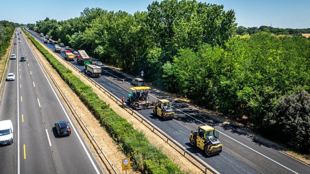 Gőzerővel zajlik a munka az M7-es autópályán – a melegben sincs megállás 