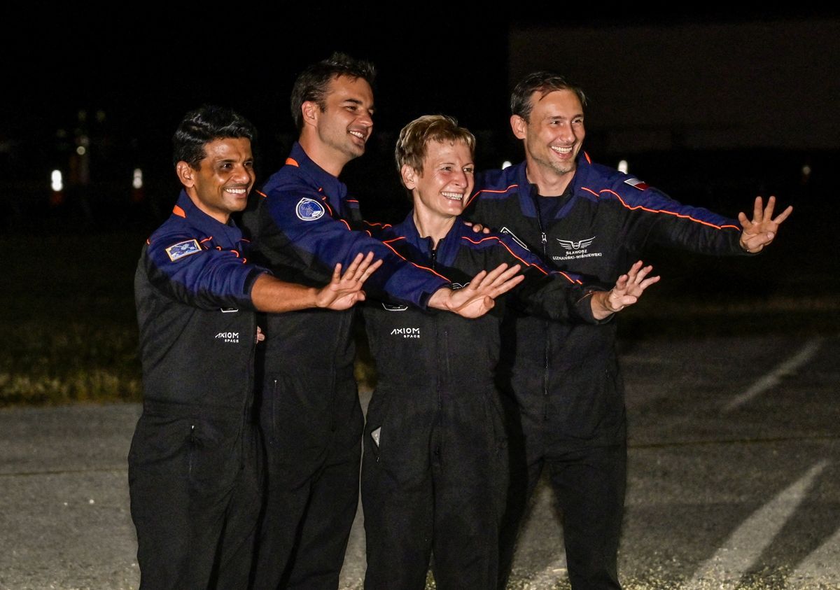 Kapu Tibor, The Axiom-4 crew greet family members before their mission to the International Space Station