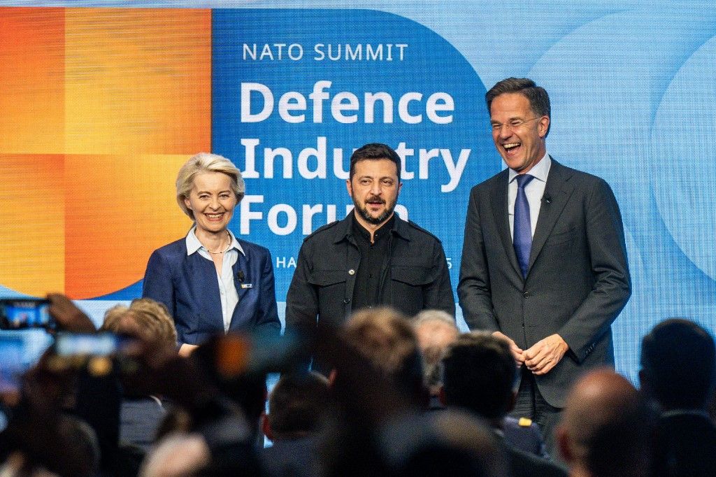 Ursula von der Leyen (b), Volodimir Zelenszkij (k) és Mark Rutte (j)