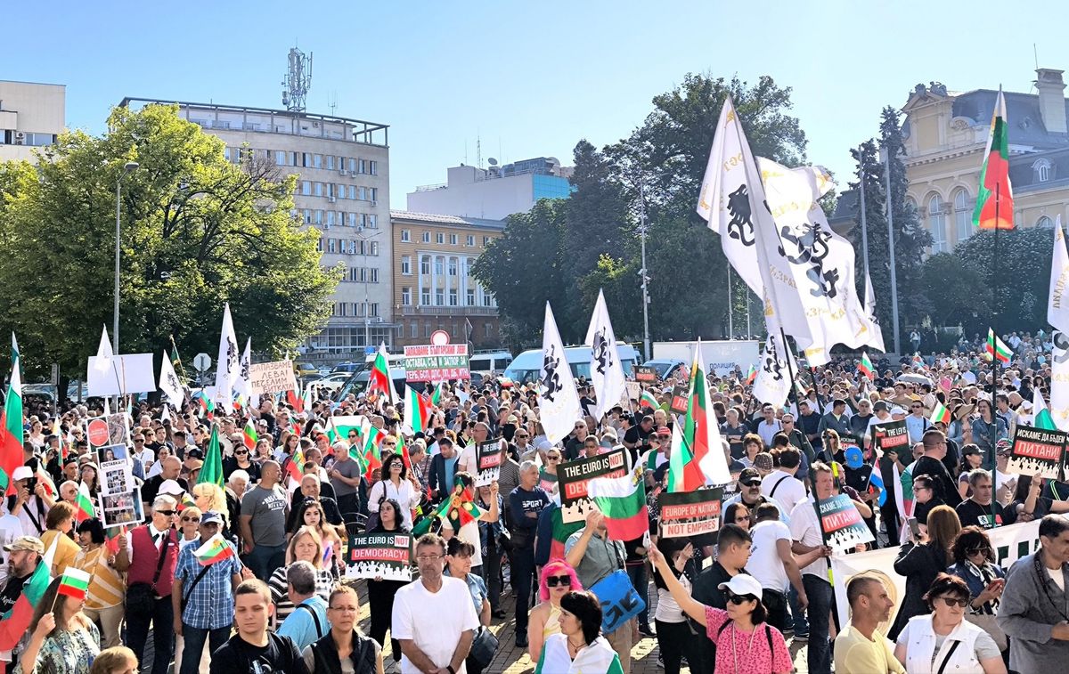 Euró bevezetése: gyűlik a tömeg, százezer embert várnak, az épületbe máris megpróbáltak behatolni a jelentés szerint 