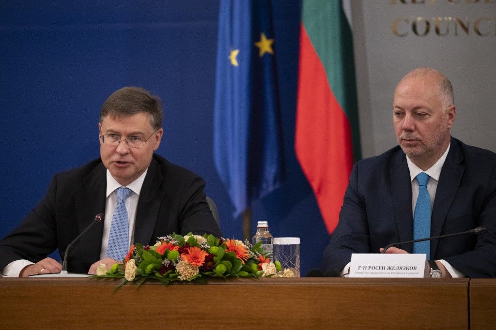 Az euró bevezetése Bulgáriában minden akadályt vesz: Dombrovksis biztos (balra) Roszen Zseljazkov bolgár kormányfővel Szófiában 