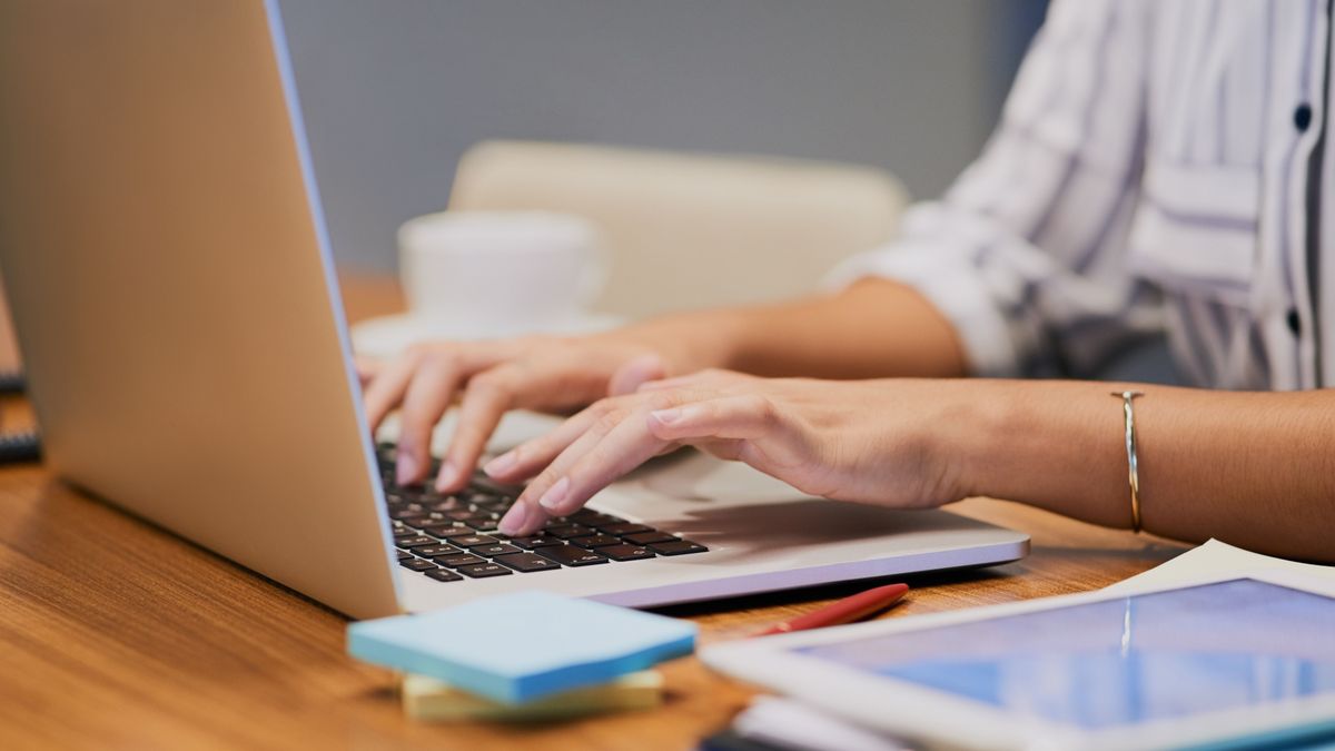 Hands,,Business,Person,And,Typing,On,Computer,For,Research,,Editing vissza nem térítendő támogatás  a regisztrált álláskeresők száma