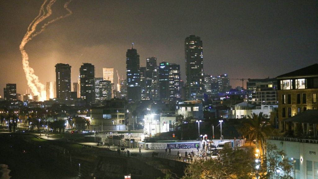 Iran launches retaliatory strikes against Israel közel-kelet