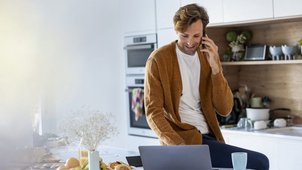 Adult man having a phone call while using laptop, kkv, vállalkozó, vállalkozás, Demján Sándor Program