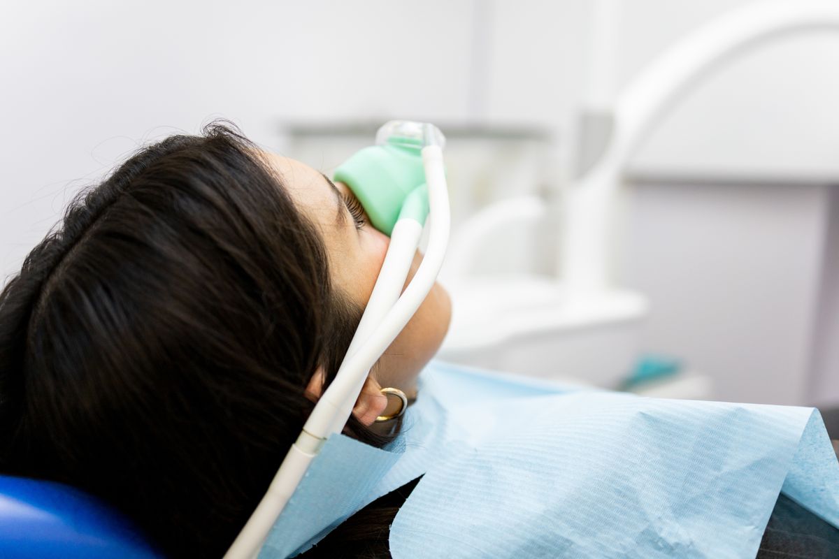 nevetőgáz An,Adult,Woman,Sits,In,A,Dentist's,Clinic,Wearing,A