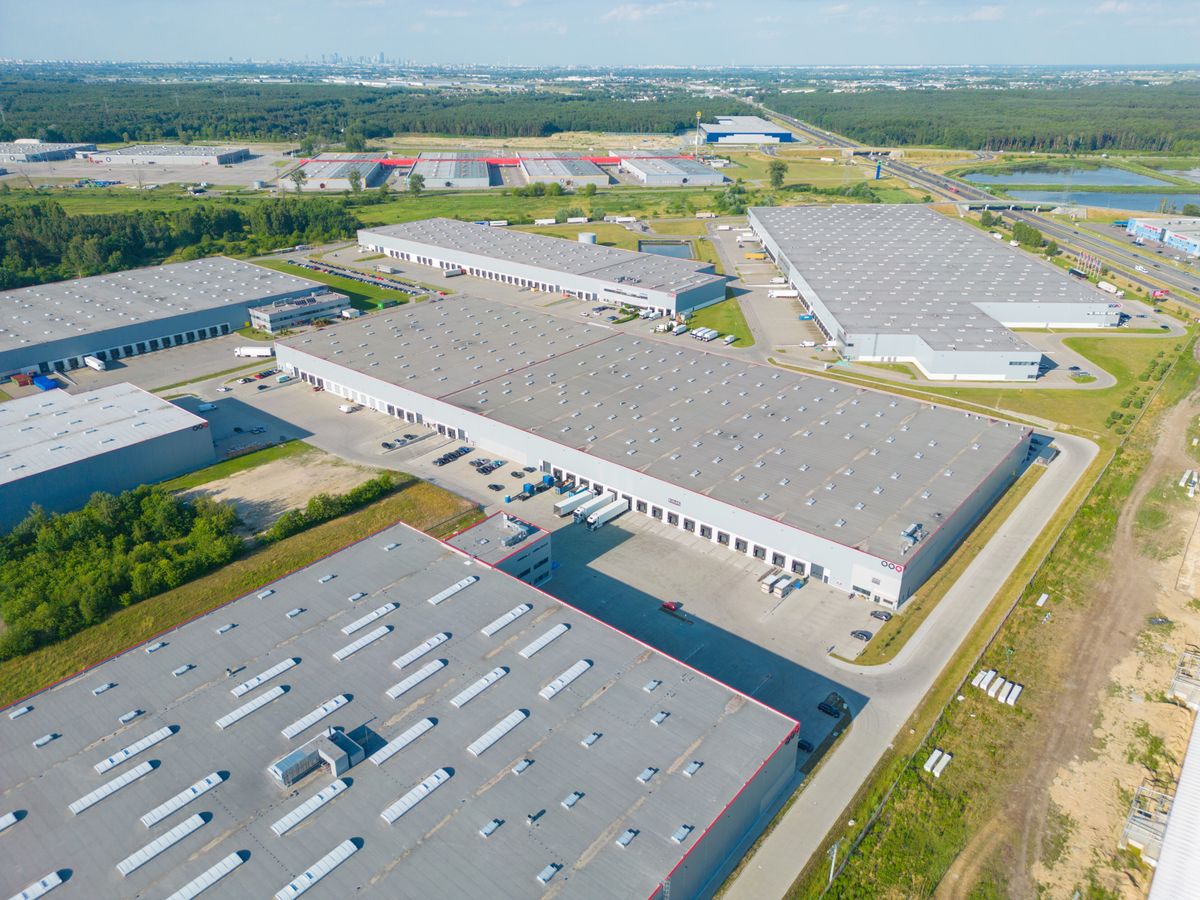 Aerial,View,Of,The,Logistics,Park,With,Warehouse,,Loading,Hub Nem volt eddig szem előtt: újabb magyar vidéki nagyvárosnak telt be az ipari parkja – már azt kérdezik a beruházók, lesz-e munkaerő
