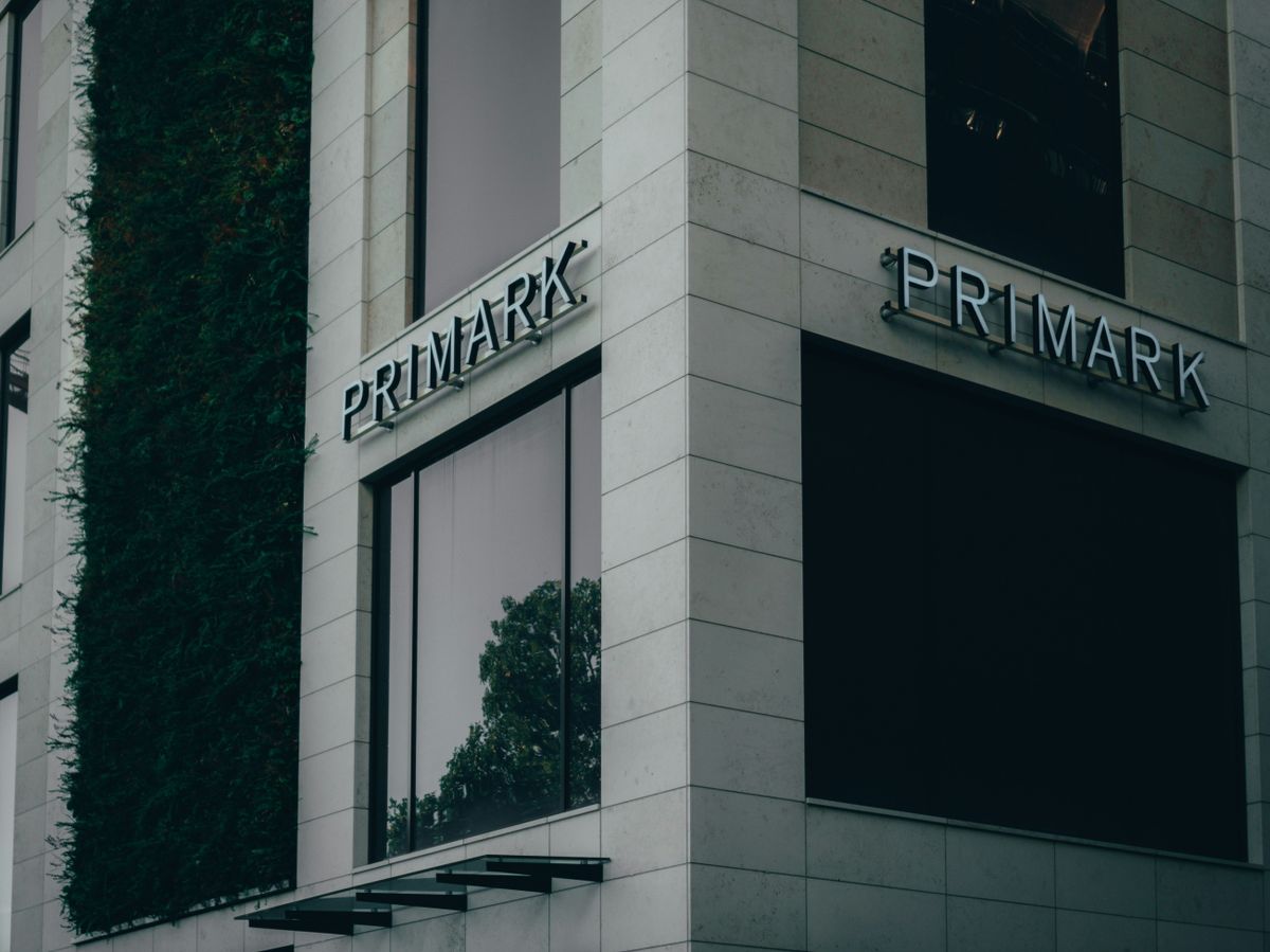 A Primark cégjelzése egy épület homlokzatán Németországban (illusztráció)