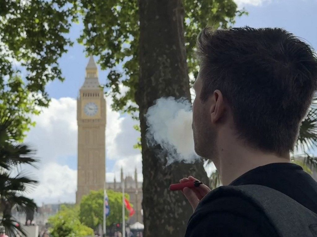 E-cigaretta, május végén a Big Bennél: még ma is láthatunk ilyet, de egyre kevésbé valószínű, hiszen június 1-től tilos árusítani