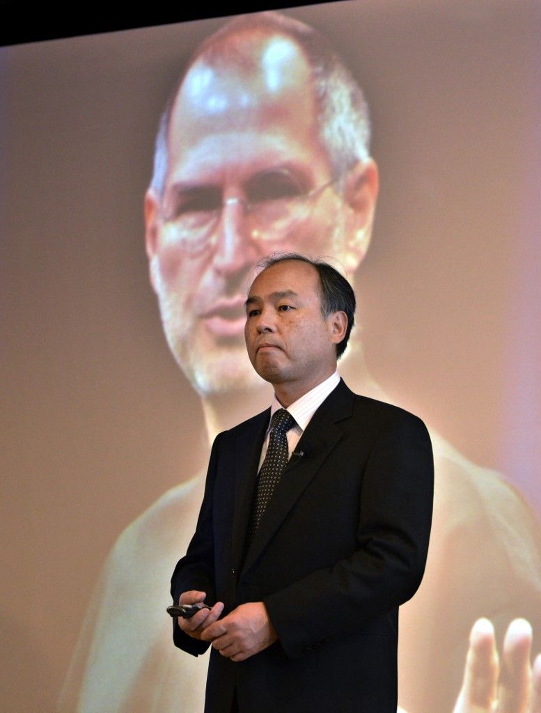 Steve Jobs, most már biztosan egy egész történelmi-technológiai korszak hátterében: az IPhone elképesztő hosszútávfutását már nem érhette meg– az üzletben siker, a magánéletben szenvedés