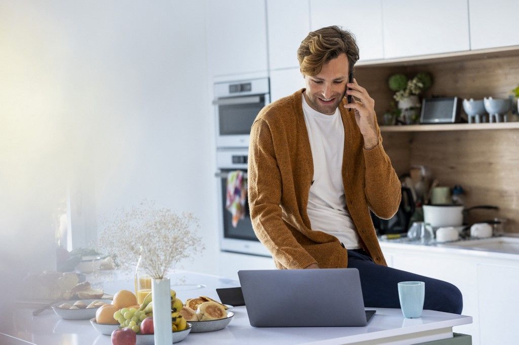 Adult man having a phone call while using laptop, kkv, vállalkozó, vállalkozás, Demján Sándor Program